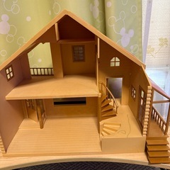 赤いお屋根の大きなお家の画像