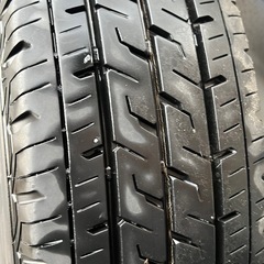 マツダボンゴトラックSLP2T用6穴ホイールバリ山タイヤ付き、マツダ純正ホイールキャップもお付けします。の画像