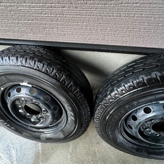 マツダボンゴトラックSLP2T用6穴ホイールバリ山タイヤ付き、マツダ純正ホイールキャップもお付けします。の画像