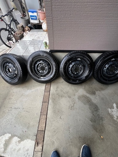 マツダボンゴトラックSLP2T用6穴ホイールバリ山タイヤ付き、マツダ純正ホイールキャップもお付けします。