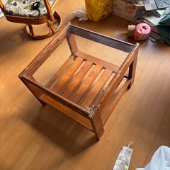 カラステーブルの画像