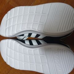 adidasスニーカー未使用　サントリービール4本付きの画像