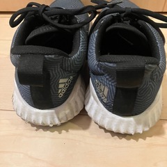 アディダス　スニーカーの画像