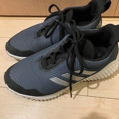 アディダス　スニーカーの画像