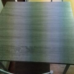 テーブルと椅子の画像