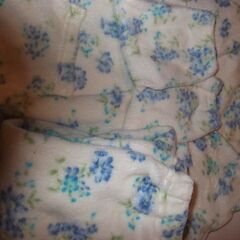 青い花柄、薄手、襟なし【ポリエステル１００％婦人パジャマ上下セット】Mサイズの画像