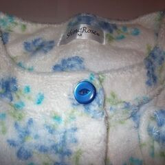 青い花柄、薄手、襟なし【ポリエステル１００％婦人パジャマ上下セット】Mサイズの画像