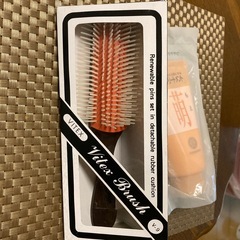 ヘアブラシとトリートメントの画像