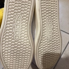 adidas スニーカーの画像