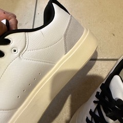 adidas スニーカーの画像