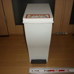 【足踏みゴミ箱】清掃済み　容量３３ｌ　スリム型タイヤ付きの画像