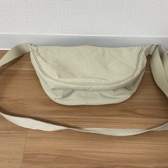 ユニクロ　ラウンドミニショルダーバッグ ベージュの画像
