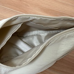 ユニクロ　ラウンドミニショルダーバッグ ベージュの画像