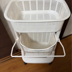 ★白い洗濯カゴラック（タオルかけ付き）の画像