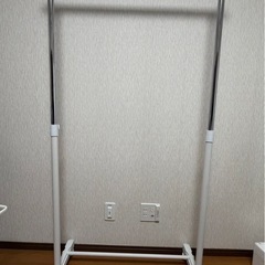 丈夫な白いハンガーラックの画像
