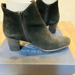 スエード製黒ショートブーツ美品スペイン製の画像