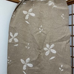 小さめの窓のカーテン  ナチュラルライトブラウンの画像