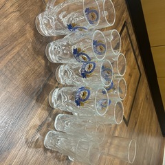 ビールジョッキ✖️9、透明グラス✖️5、水差しの画像