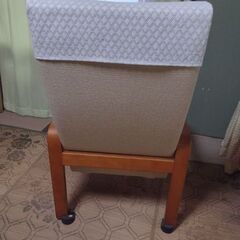 観音寺 イス 椅子 ひじ掛け付き 足にゴム付き 中古品の画像