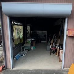 【無料】倉庫内のもの、木のオブジェ、ガラスのショーケなど
の画像