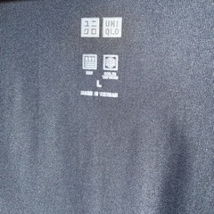 黒シャツ　ユニクロの画像