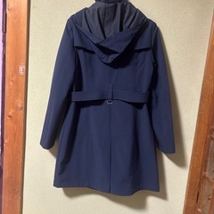紺色のコートの画像