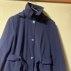 紺色のコートの画像