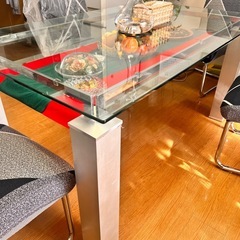 ガラスのダイニングテーブルの画像