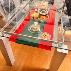 ガラスのダイニングテーブルの画像