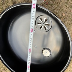 バーベキューコンロ 蓋 スモーカー 燻製器 温度計付き ブラック　一部僅かな変形ありの画像
