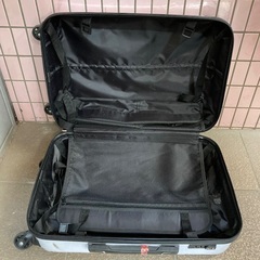 超軽量中型スーツケース60.40.25.センチの画像