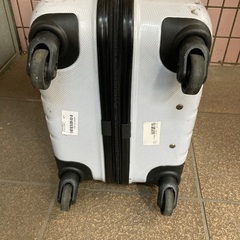 超軽量中型スーツケース60.40.25.センチの画像