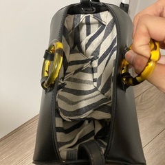 円筒形のレザーショルダーバッグの画像