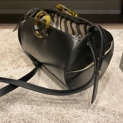 円筒形のレザーショルダーバッグの画像