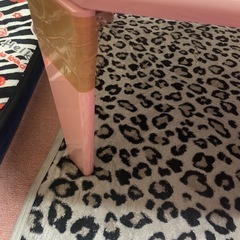 ピンク色のテーブルジャンクの画像