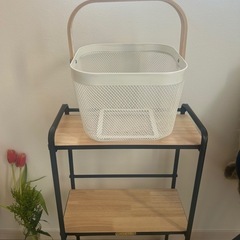 オシャレ　シェルフとIKEA バスケットの画像