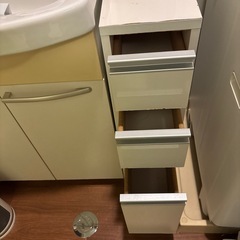隙間収納家具　キャビネットの画像
