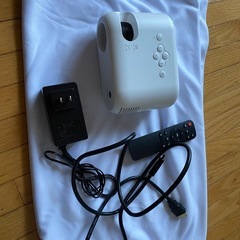 プロジェクター本体ホームシアター⭐︎スクリーン布付き、自宅映画館の画像