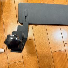 サンワサプライ 小物トレー クランプ取り付け モニター下収納 モニターアームと使える ケーブルガイド付き 机上台 机下収納 タップ収納 スチール製 SANWAの画像