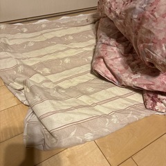 羽毛布団と布団カバー、敷布団の画像