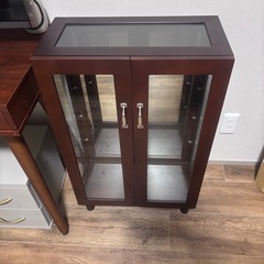 モダン　ガラスショーケース　飾り棚の画像