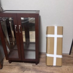 モダン　ガラスショーケース　飾り棚の画像