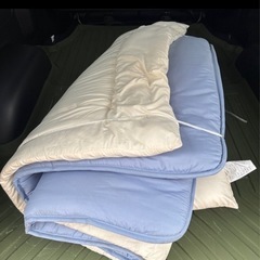 羽毛布団と布団カバー、敷布団の画像