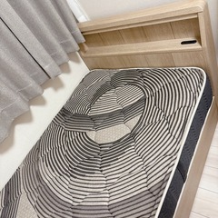 シモンズのシングルマットレスとフレームの画像