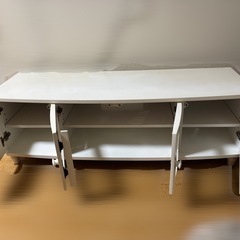 真っ白なテレビ台の画像