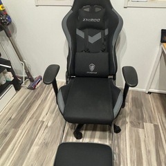 ゲーミングチェア　オットマン付きの画像