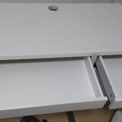 IKEAの机と椅子の画像