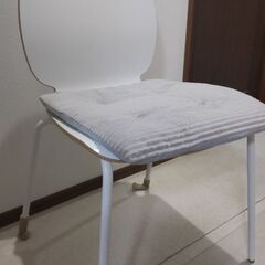 IKEAの机と椅子の画像