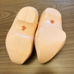 木彫りの靴 ピンク色 木製置物の画像