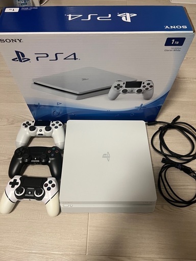 SONY PS4 本体 1TB ホワイト 販売 コントローラー2台付CHU-2000B 小型・軽量化を SONY PS4 2000番台　本体 1TB ソフトなど